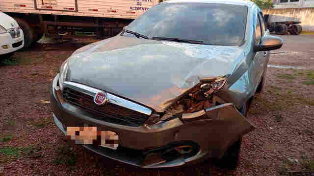 Criminoso é espancado após roubar carro e causar acidente