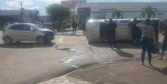 Acidente com capotamento na região central da capital