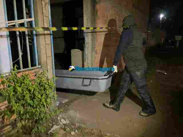 Homem encontrado morto na zona leste estava com os pés amarrados com fios