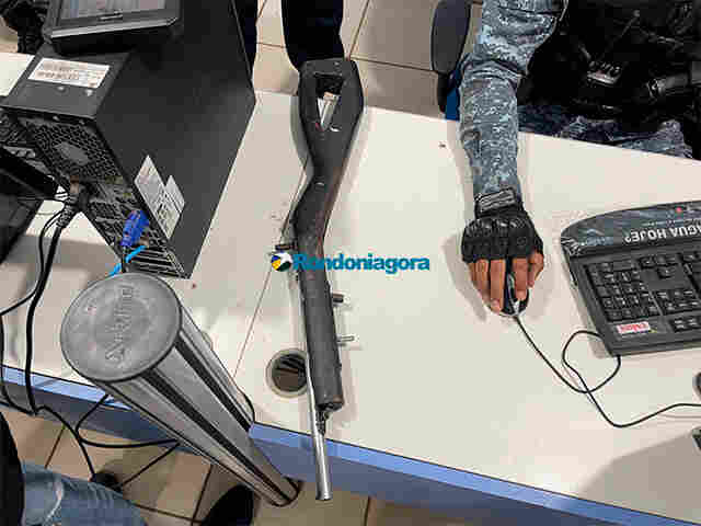 Dupla é presa após PM encontrar arma de fogo em veículo