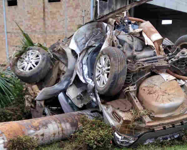 Homem morre em grave colisão de carro contra árvore