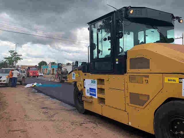 Trabalhador morre esmagado por rolo compressor em obra na capital