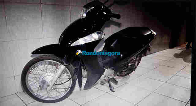Adolescente é apreendido após furtar motocicleta em estacionamento de loja