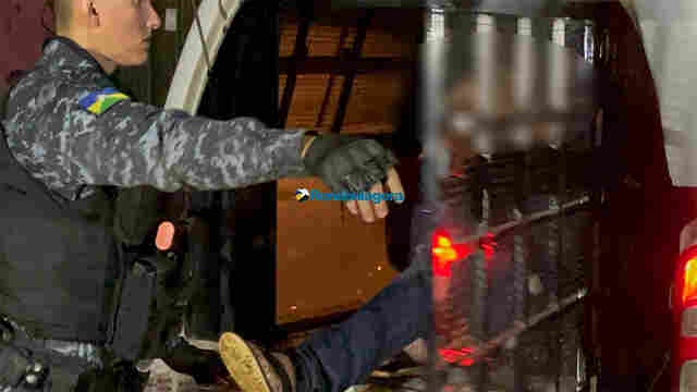 Bando invade casa e comércio, mas PM chega rápido e apreende adolescente