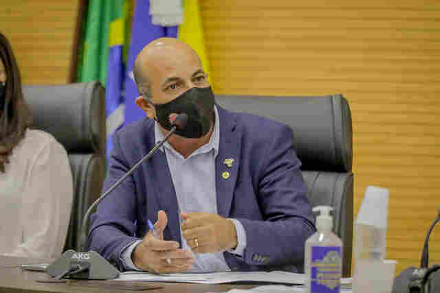 Ismael Crispin garante recurso para reforma de escola em Parecis