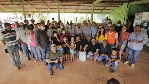 Deputado Marcelo Cruz entrega 22 toneladas de calcário para os produtores da comunidade Joana Darc, em Porto Velho