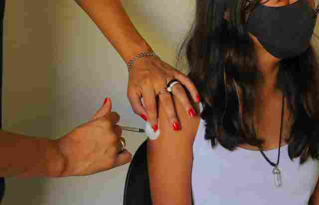 Crianças imunossuprimidas devem ser vacinadas em locais com menos concentração de pessoas