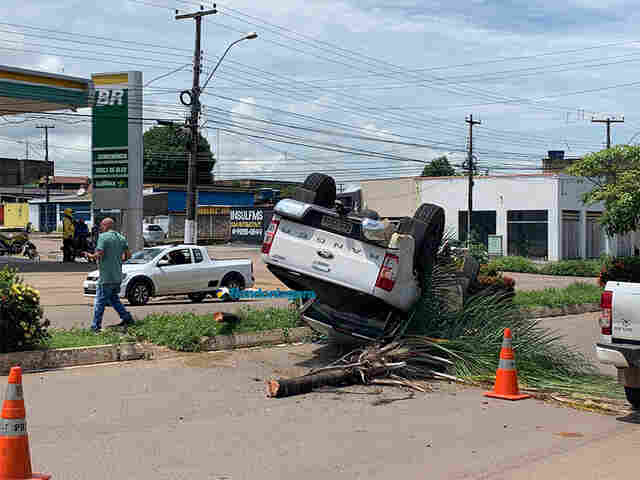 Caminhonete capota após colisão no bairro Embratel