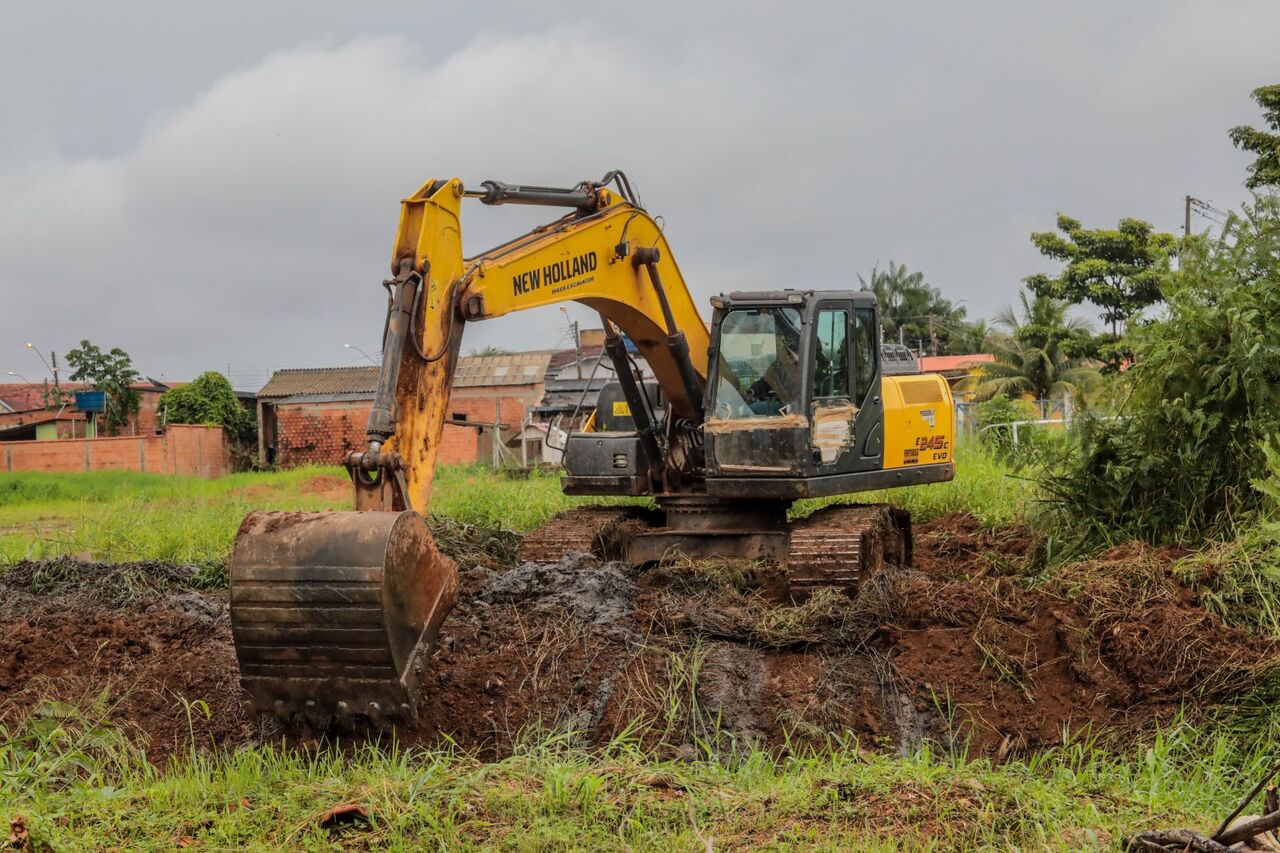 Serviço de limpeza de canais é intensificado em Porto Velho