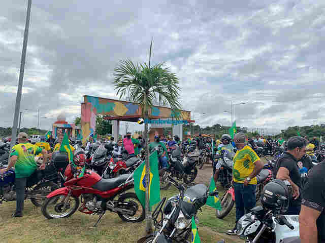Fotos: manifestantes pró Bolsonaro aguardam presidente no Espaço Alternativo