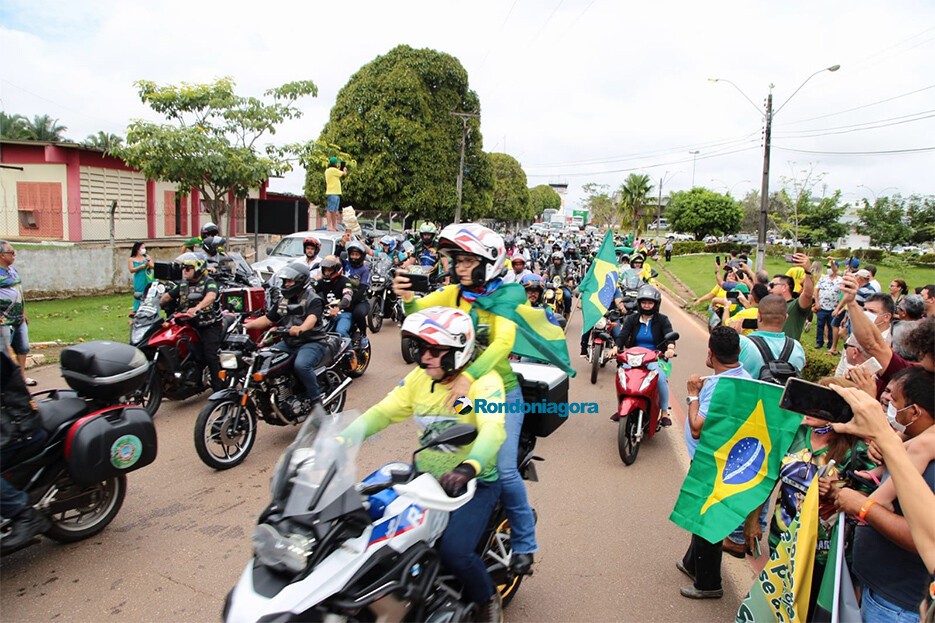 Fotos: Bolsonaro desembarca em Porto Velho e cumprimenta apoiadores