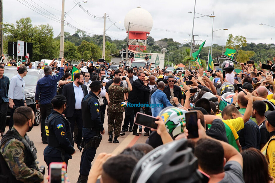 Fotos: Bolsonaro desembarca em Porto Velho e cumprimenta apoiadores