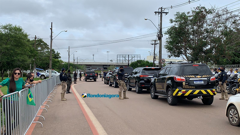 Fotos: manifestantes pró Bolsonaro aguardam presidente no Espaço Alternativo