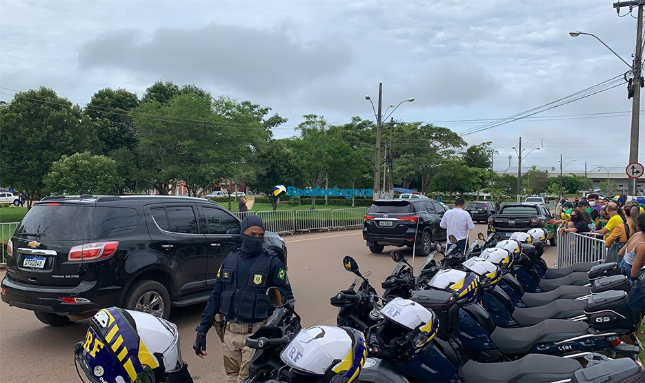Fotos: manifestantes pró Bolsonaro aguardam presidente no Espaço Alternativo
