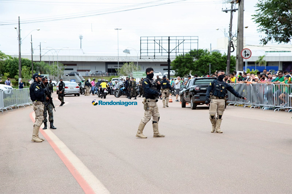 Fotos: manifestantes pró Bolsonaro aguardam presidente no Espaço Alternativo