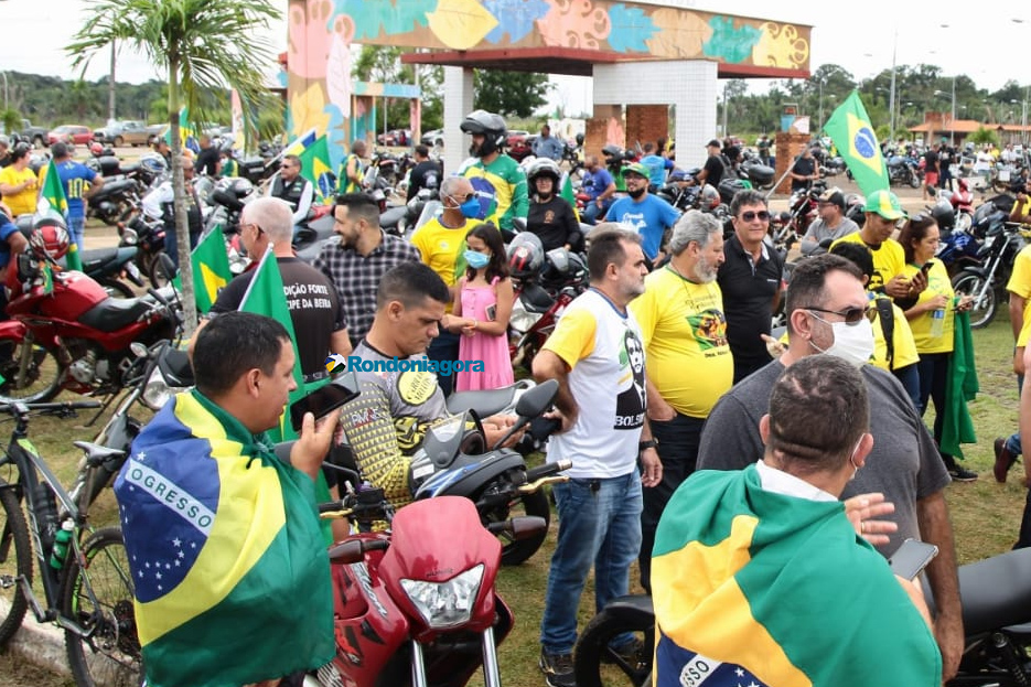 Fotos: manifestantes pró Bolsonaro aguardam presidente no Espaço Alternativo