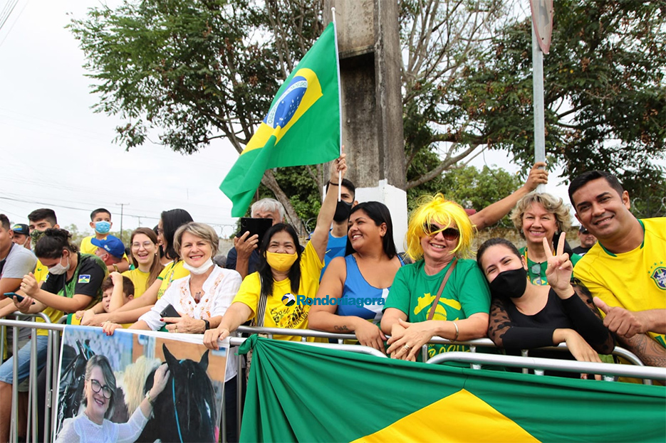 Fotos: manifestantes pró Bolsonaro aguardam presidente no Espaço Alternativo