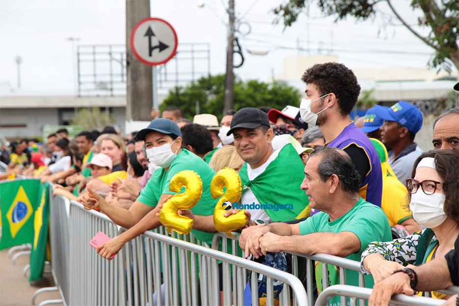 Fotos: manifestantes pró Bolsonaro aguardam presidente no Espaço Alternativo