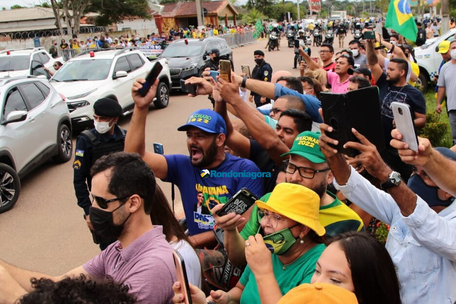 Fotos: Bolsonaro desembarca em Porto Velho e cumprimenta apoiadores