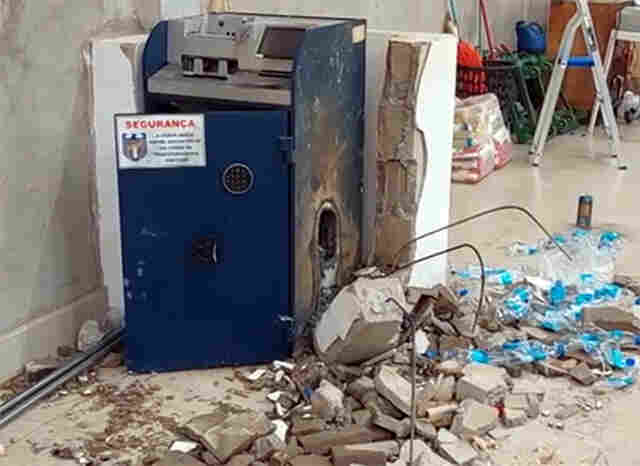 Bandidos armados invadem supermercado e arrombam cofre com maçarico