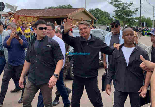 Fotos: Bolsonaro desembarca em Porto Velho e cumprimenta apoiadores