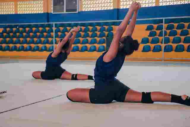 Atletas da ginástica rítmica treinam para competir na seletiva estadual