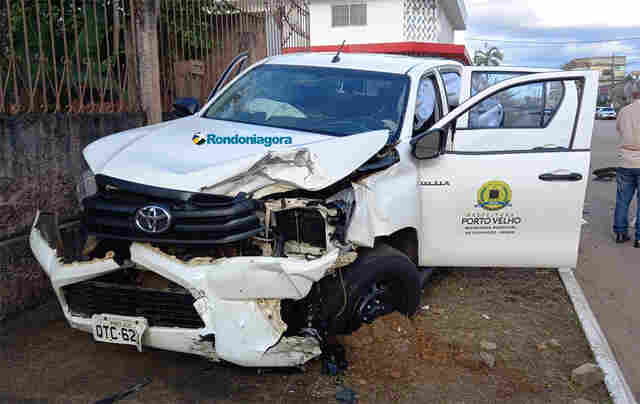Veículo oficial ocupado por secretária municipal é atingido por caminhonete