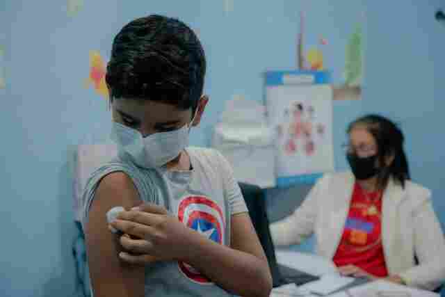 Unidades de saúde voltam a reabrir com prioridade para vacinação infantil