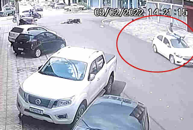 Vídeos: falta de sinalização causa graves acidentes em cruzamento; homem foi parar em cima de carro