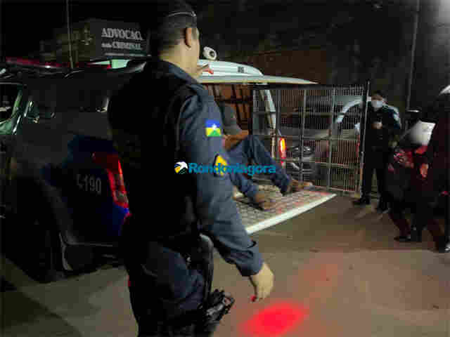 Motociclista bêbado é preso após colidir contra muro de residência