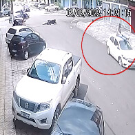 Vídeos: falta de sinalização causa graves acidentes em cruzamento; homem foi parar em cima de carro