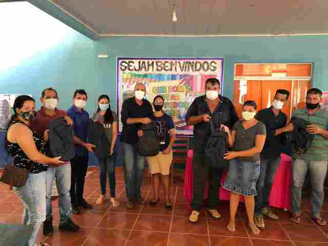 Ismael Crispin acompanha prefeito Cornélio Duarte na entrega de kits escolares na zona rural