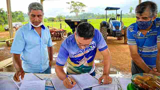 Deputado Anderson entrega máquinas e implementos agrícolas para associações em Espigão do Oeste