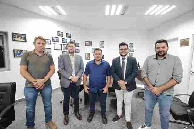 Deputado Marcelo Cruz recebe vereadores do interior do estado