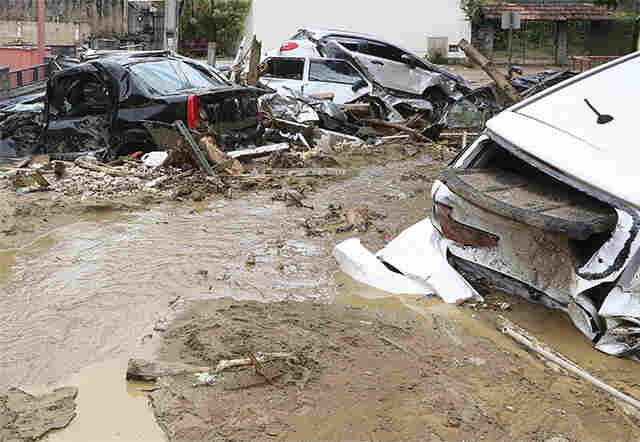 Governo do Rio confirma quase 70 mortes por temporal em Petrópolis