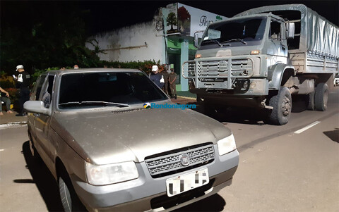 Acidente entre caminhão do Exército e Uno deixa mulher ferida na capital