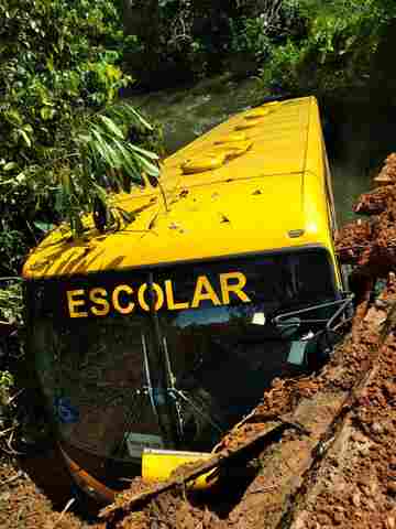 Motorista de ônibus escolar perde controle e cai de ponte na zona rural de Porto Velho