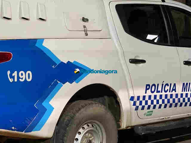 Homem é flagrado agredindo a esposa com filha no colo