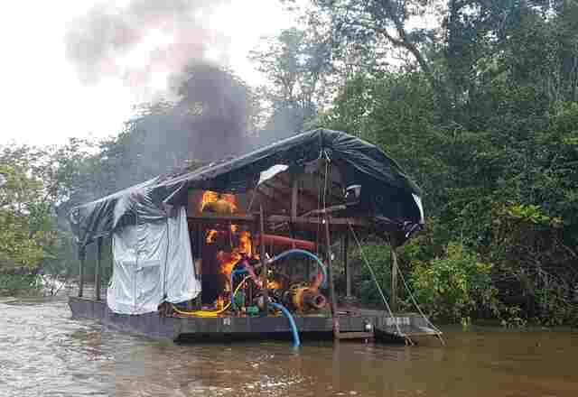 Ação da PF, Ibama e PM combate exploração de ouro em áreas indígenas e destrói 12 dragas