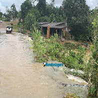 Em Porto Velho, igarapé Bate Estacas transborda e invade a estrada do Santo Antônio