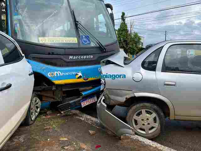 Quatro veículos são atingidos por ônibus, em ladeira na capital