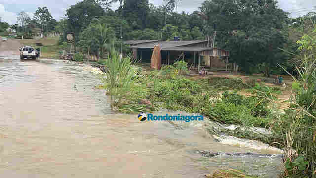 Em Porto Velho, igarapé Bate Estacas transborda e invade a estrada do Santo Antônio