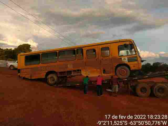 Prefeitura retira ônibus escolar que caiu da ponte na bacia leiteira
