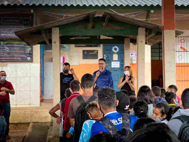 Deputado Anderson realiza entrega de climatização de 100% de salas de aula em escola no Bairro Nacional