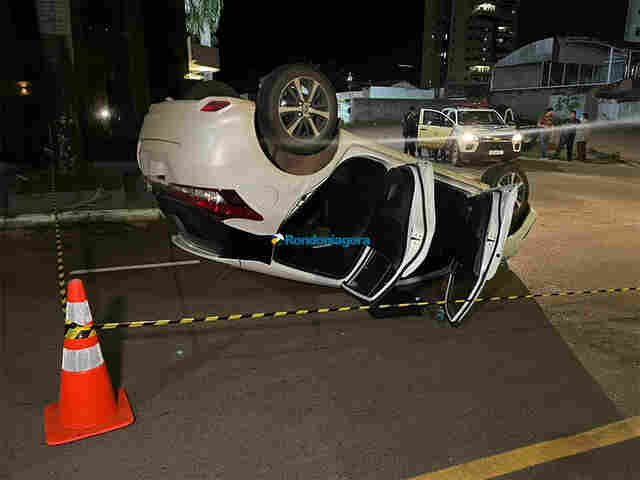 Mulher fica ferida em capotamento na capital