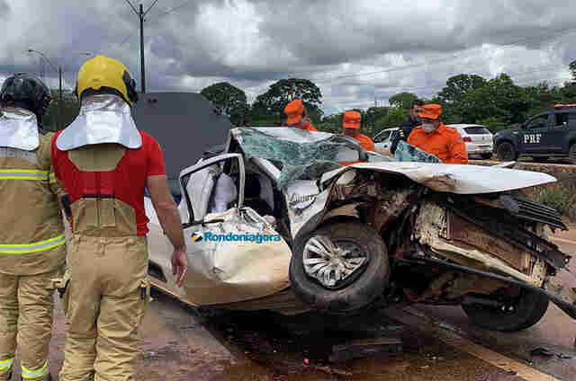 Vídeo: Motorista fica gravemente ferido e carro destruído em acidente na área urbana da BR-364, em Porto Velho