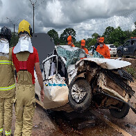 Vídeo: Motorista fica gravemente ferido e carro destruído em acidente na área urbana da BR-364, em Porto Velho