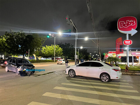 Motorista passa sinal vermelho e causa acidente em cruzamento da Pinheiro Machado com a BR