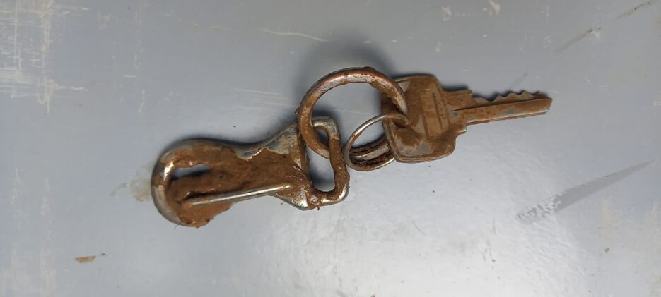 Polícia divulga imagens de roupas e pede ajuda para identificar homem encontrado morto no Ramal Maravilha