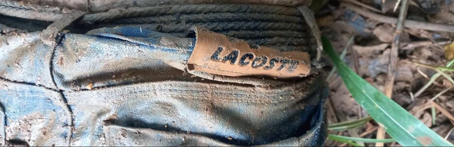 Polícia divulga imagens de roupas e pede ajuda para identificar homem encontrado morto no Ramal Maravilha